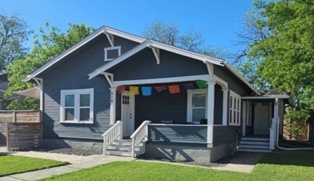 walk to the Pearl Monthly Summer gateway dogs ok 30+ days fenced yard w/parking
