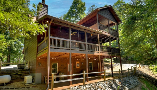 Walk to the River! 3 Story Cabin w/Firepit~ Games ~ Fireplace~Covered deck!
