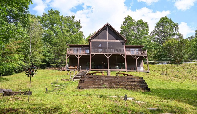 Walk to the river or stay at the cabin w/great outdoor space. Close to the Folk School & Casino