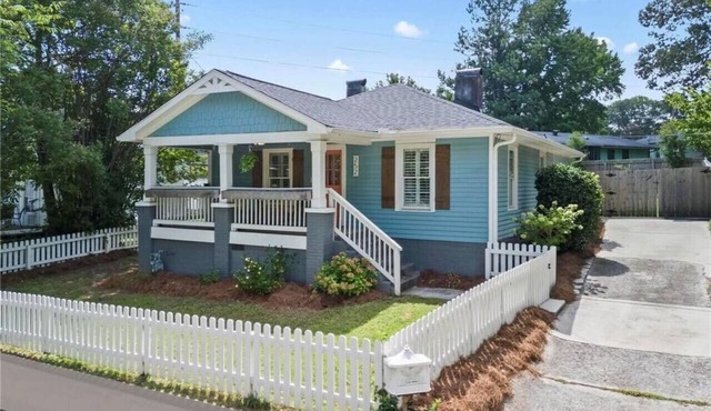 Walk to the Square - Marietta’s Bluebird Bungalow