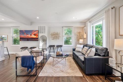 Walk to the stadium, downtown, West St - close to everything