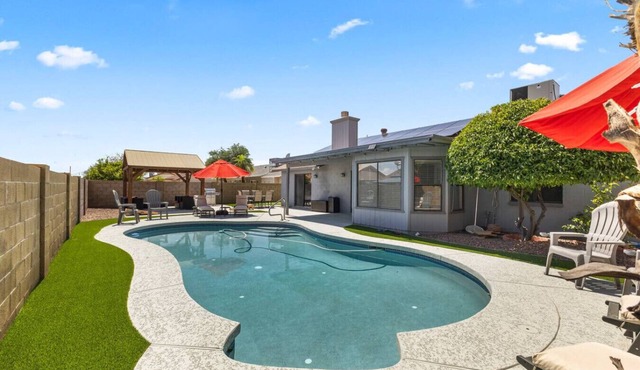 Walk To The Stadium with Pool, Putting Green, & Pool Table & Great Location