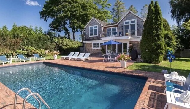 Walk to the Village! Charming modern farmhouse.