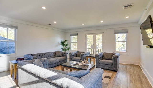 Walk to the Waterfront: Spacious Condo in the Heart of Newport