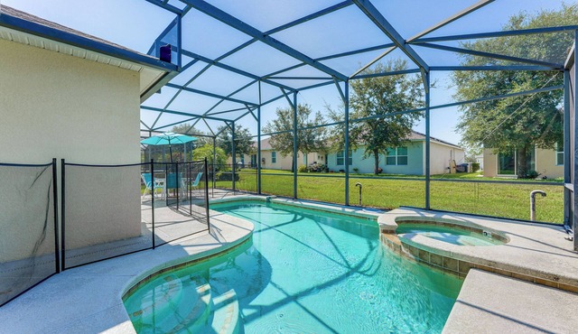 Walk to Tower Lake: Family Home in Gated Community