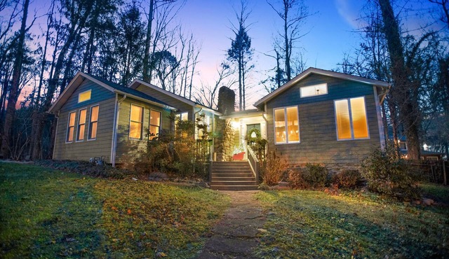Walk to Town. 3BR Home w/Zero Stairs. Dog Friendly