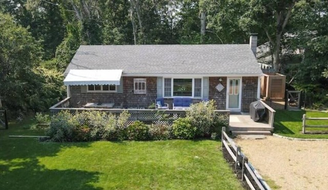 Walk to town & beach A/C, Strong WiFi, family & pet friendly. Outdoor shower