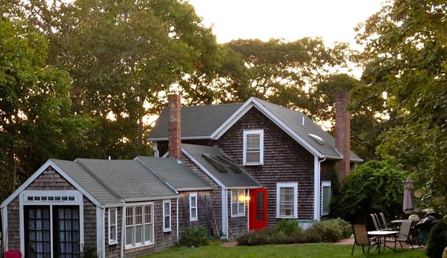 Walk to town/ferry, beach amenities, flat-screen TV, WiFi