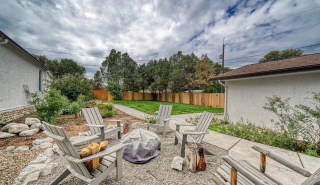 Walk to Town ~ Fire Pit ~ Quiet Neighborhood