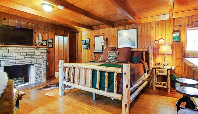 Walk To Town From Peaceful Countryside Log Cabin 25 Minutes To St. Louis