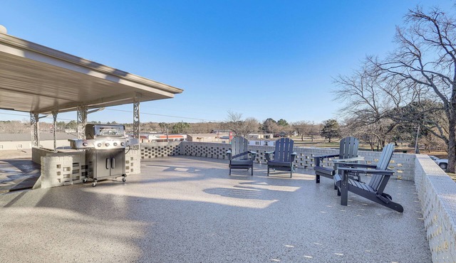 Walk to Town: Historic Quitman Gem w/Private Yard