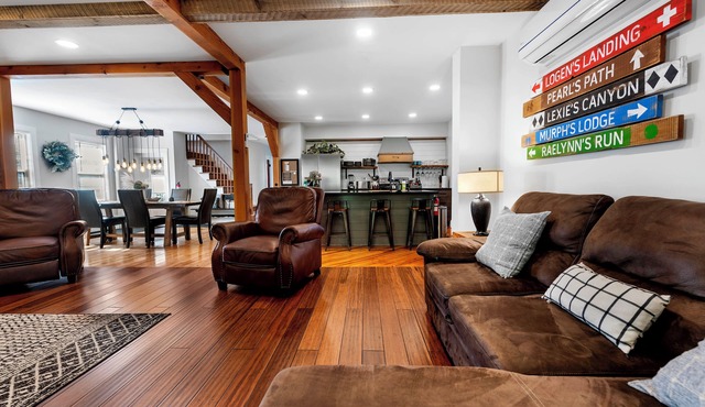 Walk To Town, Hottub, Firepit, Games, Mt Snow