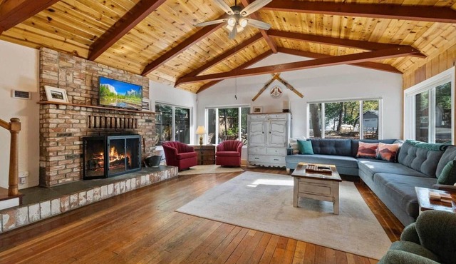 Walk to town, Lake access, Pet Friendly, King bed
