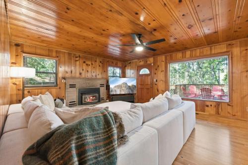 Walk to Town - Lake Access - Huge Deck
