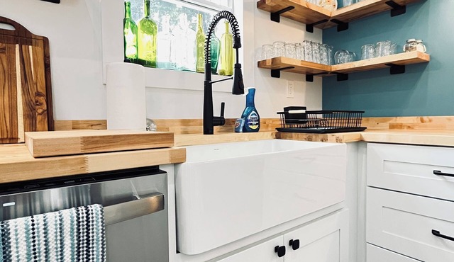 Walk to Town Shops, Restaurants, and River. Across from Park on the 'Flats'.