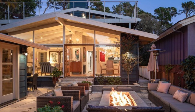 Walk to town & beach! 4 bdrm sleeps 7, gated yard, 2 firepits, deck w/ocean view