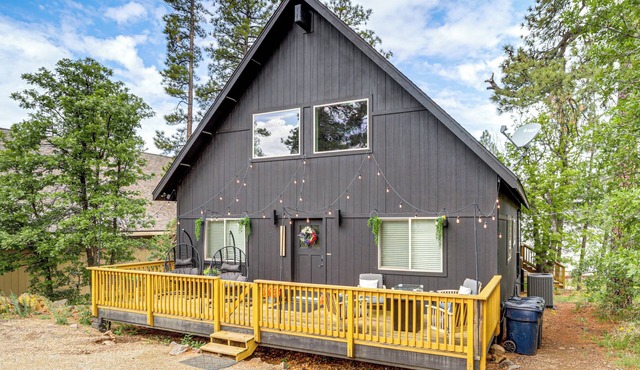 Walk to Trails: Modern Munds Park Mountain Retreat