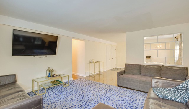 Walk to Train: Convenient Skokie Condo!