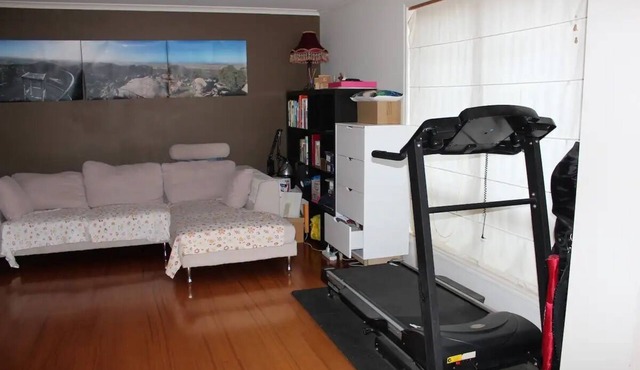 Walk to train station, cosy house +treadmill …