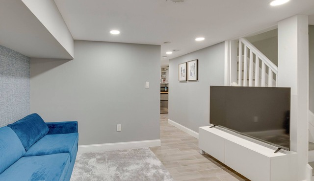 Walk to Train Station, Restaurants: Rahway Studio!