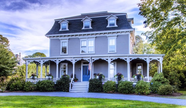 Walk to trendy Downtown, Cliff Walk, Tennis Hall of Fame, Bellevue Avenue