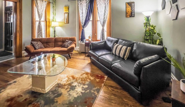 Walk to Trinity Hartford 2BR Gem Barry Square