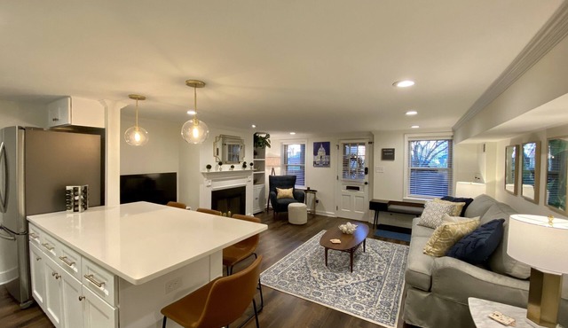 Walk to U.S. Capitol, Restaurants, Park + Parking!