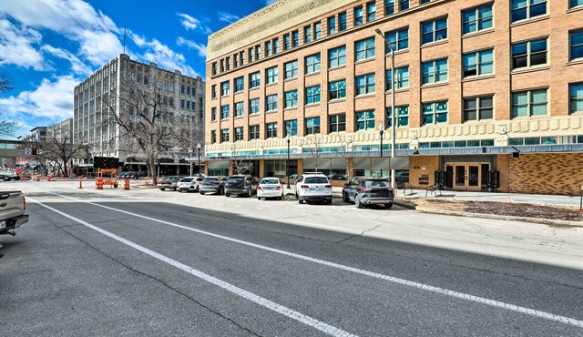 Walk to UNL Campus: Dtwn Lincoln Loft Apt!
