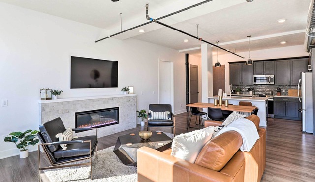 Walk to UNL Campus: Dtwn Lincoln Loft Apt!