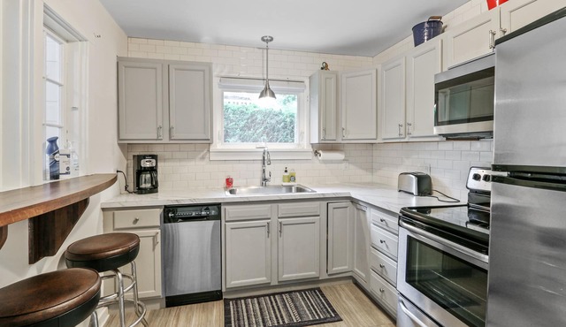 Walk to Lake! Adorable House in Fontana-on Geneva Lake. June/August dates open