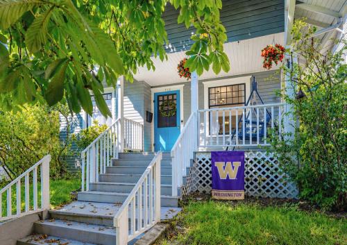 Walk to UW and Light Rail 3BR Home with Parking