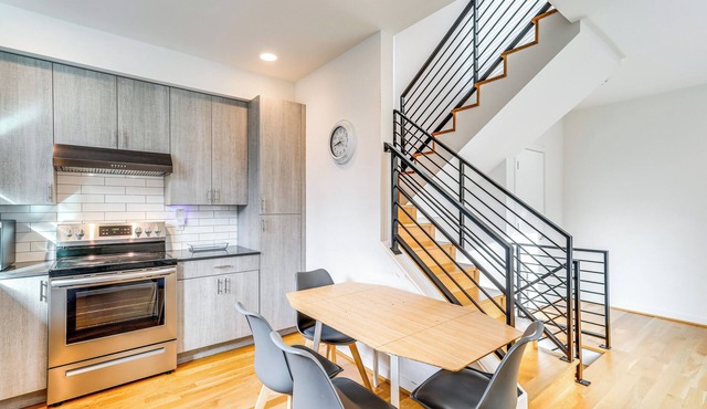 Walk to UW: Townhome w/Rooftop Patio!