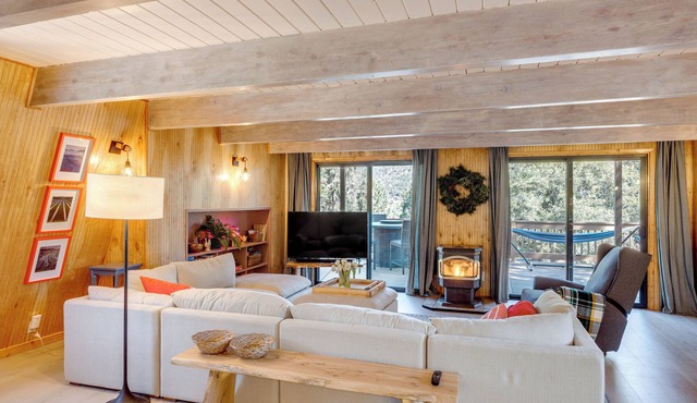 Walk to Village: Cozy Cabin in Pine Mountain Club!