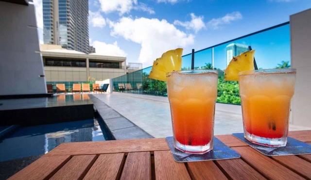 Walk to Waikiki Beach + Infinity Pool. Sauna. Gym.