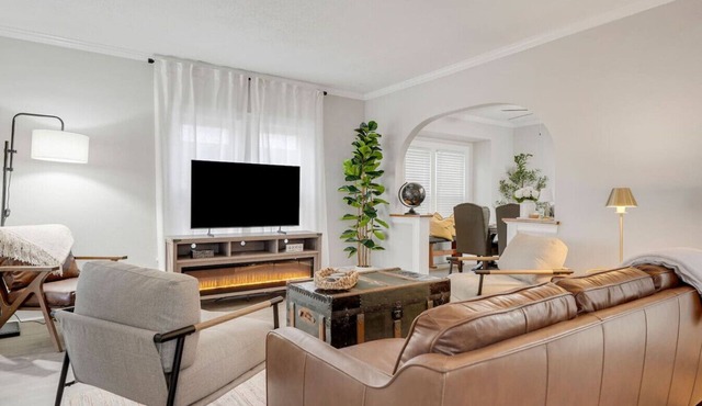 Walk to Walnut Beach, Dog-Friendly, Sleeps 6