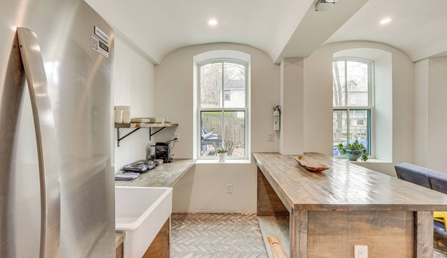 Walk to Waterfront: Chic Hudson Valley Garden Apt