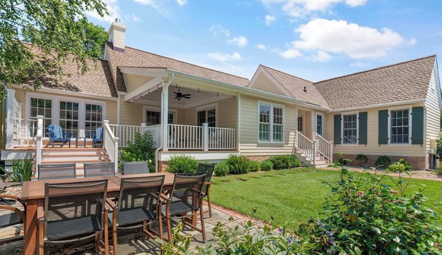 Walk to Waterfront Cozy Oxford Cottage