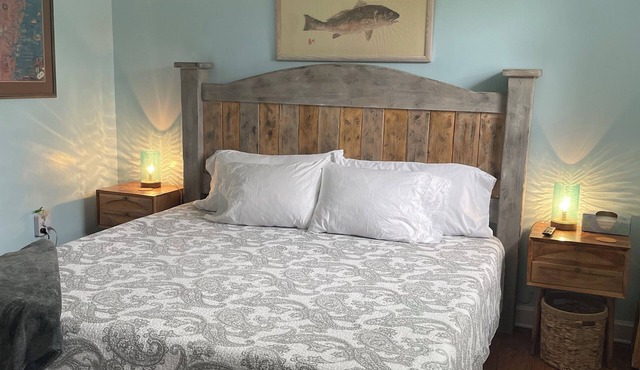 Walk to waterfront dining, shops, wine bar. 2 miles from I-95. No pet fee!