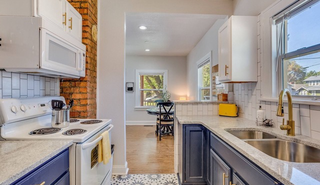 Walk to Wesley Medical! Private Back Patio W/W&D