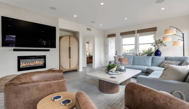 Walk to Westin Resort & Kierland Commons with Heated Pool/Spa/Fitness Room/BBQ Grill across driveway