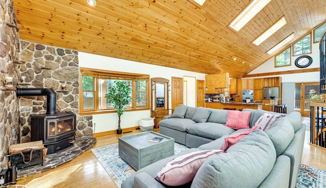 Walk to White Lake State Park: Gem w/Ski Locker!