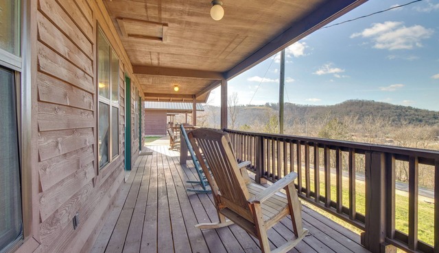 Walk to White River: Mountain View Family Cabin!