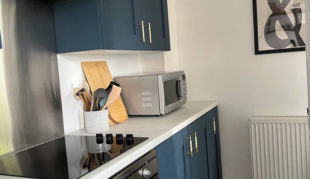 Walk to Windsor Castle/Grade II listed cottage, refurbished. Pet friendly!