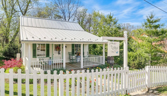 Walk to Wineries: Charming Retreat in Augusta!