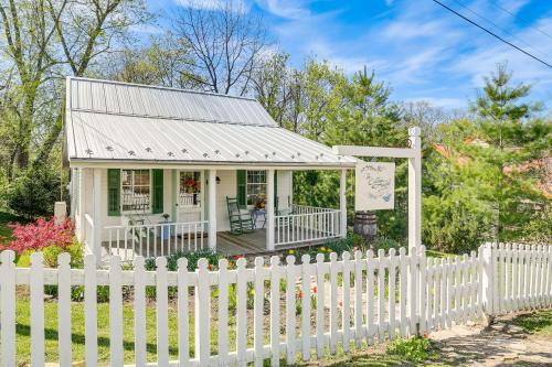 Walk to Wineries: Charming Retreat in Augusta!