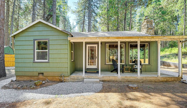 Walk to Winery: Cozy Cabin w/Fire Pit in Murphys