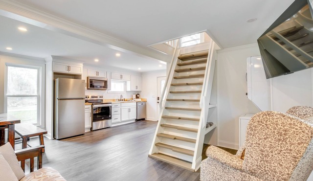 Walk to Winery: Holt Home 8 Mi to State Park!