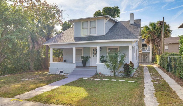 Walk to Winter Haven Hospital: Convenient Apt