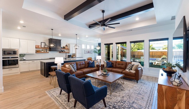 Walk To World Cup: Resort Style Home Pool Spa Game Room Luxury