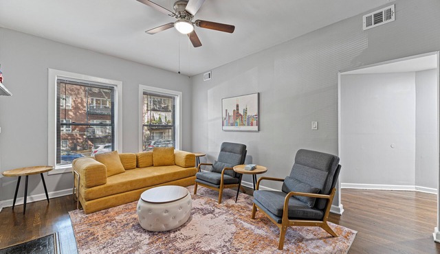 Walk to Wrigley! Spacious 3BR in the Heart of Chicago